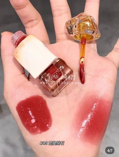 奶咖唇釉新色!复古热红酒只一支封神 奶咖唇釉新色!复古热红酒只一支封神