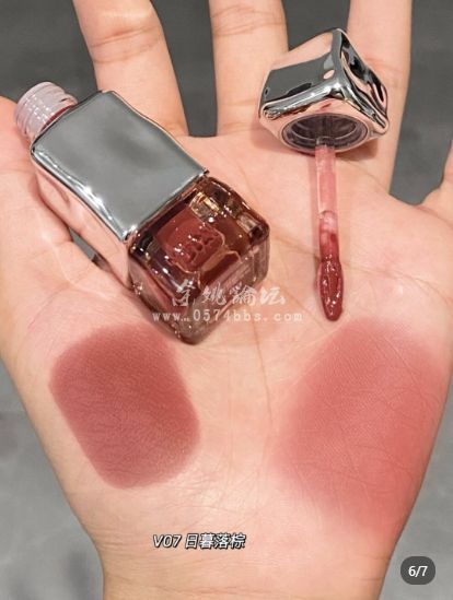 奶咖唇釉新色!复古热红酒只一支封神 奶咖唇釉新色!复古热红酒只一支封神