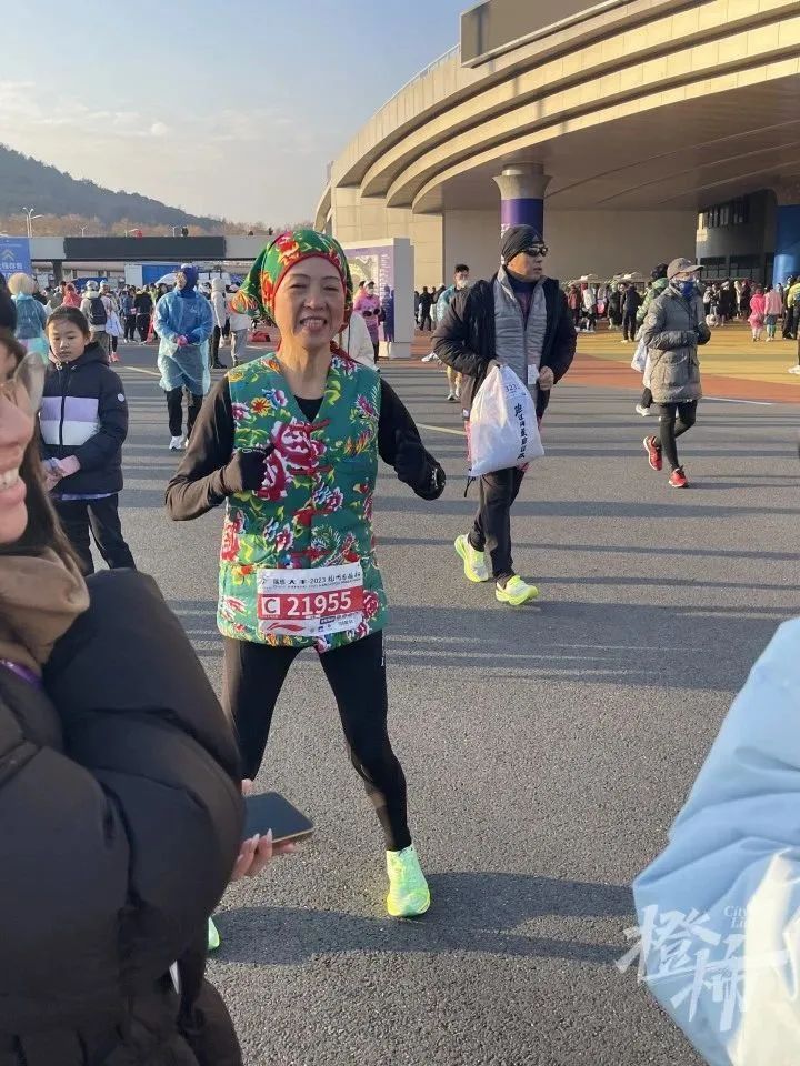 -3℃，“史上最冷杭马”开跑！东北大花袄、保温毯……来看大家的花式抗寒装备