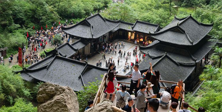 首破200万大关 山东一游客在重庆仙女山喜获“遥遥领先”超级大奖 首破200万大关 山东一游客在重庆仙女山喜获“遥遥领先”超级大奖