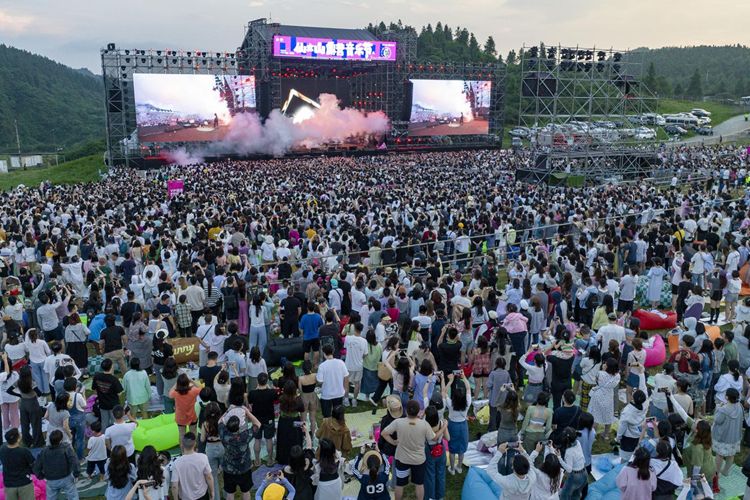 首破200万大关 山东一游客在重庆仙女山喜获“遥遥领先”超级大奖 首破200万大关 山东一游客在重庆仙女山喜获“遥遥领先”超级大奖