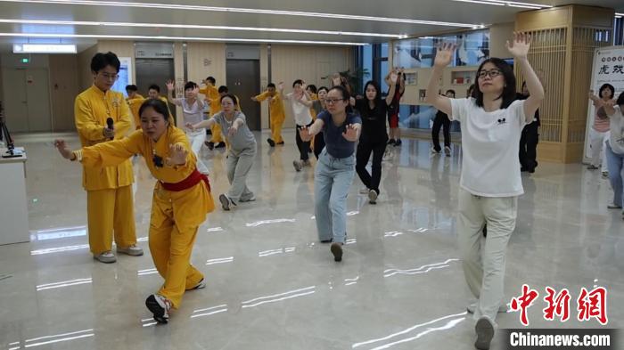 中新健康丨中医养生夜校占领年轻人夜生活 “中式瑜伽”让身心充电 中新健康丨中医养生夜校占领年轻人夜生活 “中式瑜伽”让身心充电