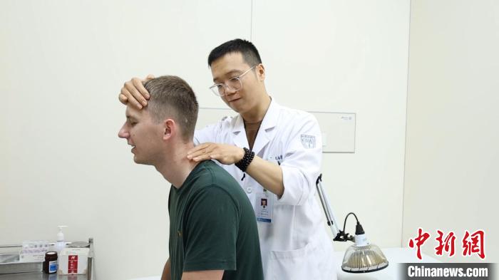 法国小伙的就诊小作文走红:在中国看病太“丝滑”了 法国小伙的就诊小作文走红:在中国看病太“丝滑”了