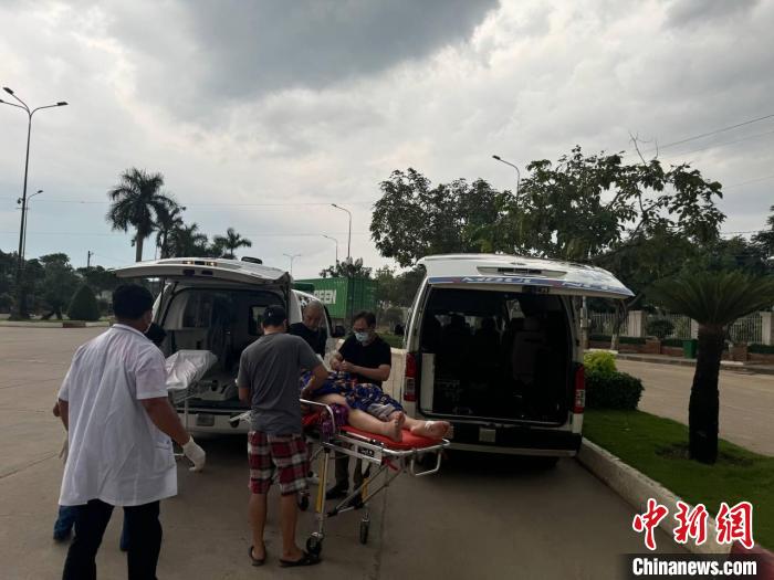 中新健康|中国援柬中医医疗队救死扶伤 力保同胞千里平安转运 中新健康|中国援柬中医医疗队救死扶伤 力保同胞千里平安转运