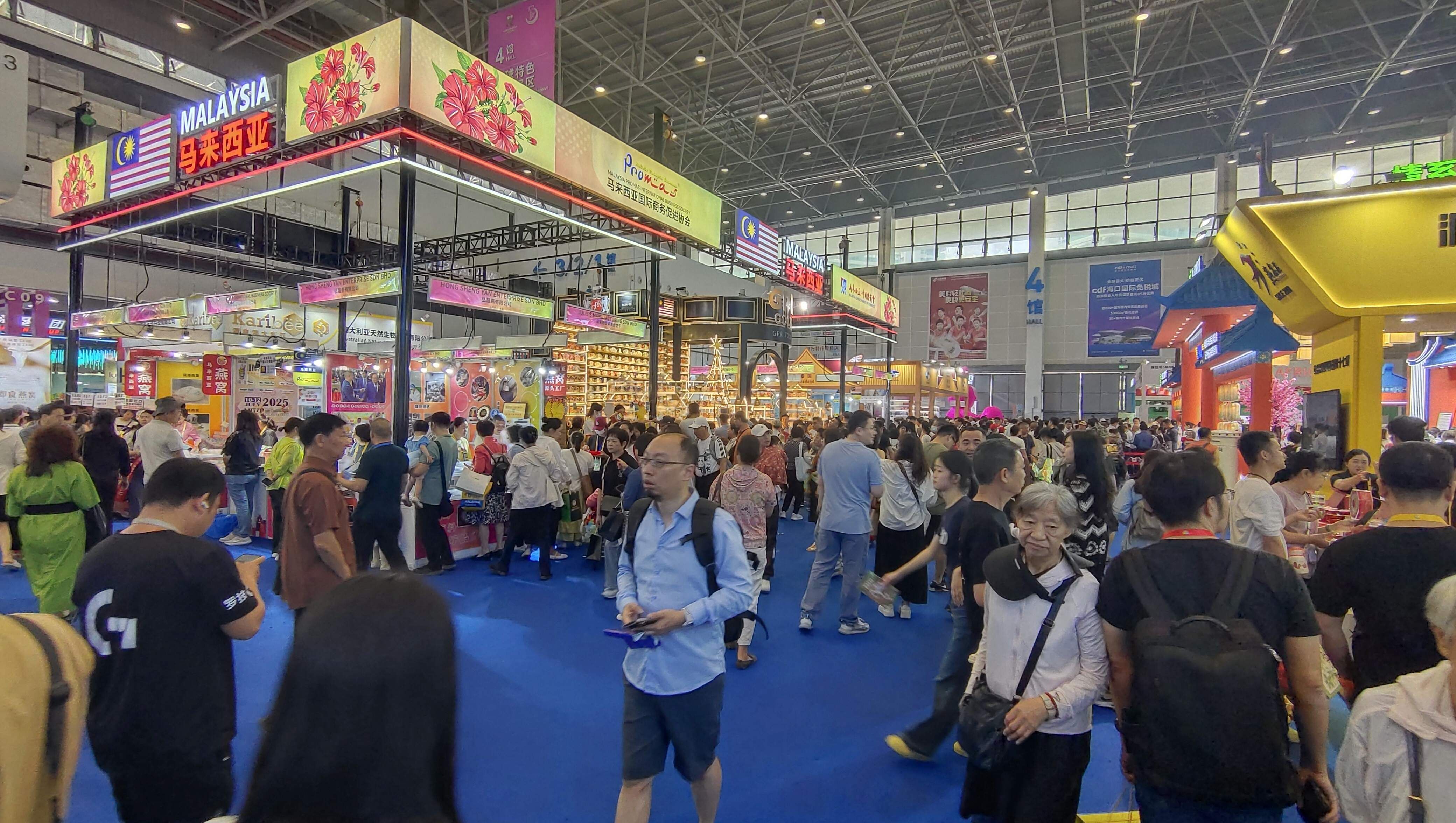【组图】人气旺、商机多、洽谈欢:消博会迎来公众开放日 【组图】人气旺、商机多、洽谈欢:消博会迎来公众开放日